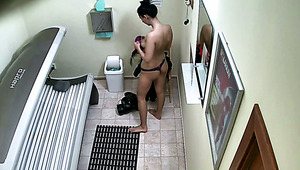Sex-starved bimbo finger fucks her juicy pussy in public solarium