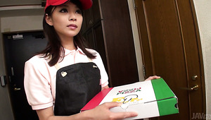 Asian delivery courier Akubi Yumemi gives blowjob to her client