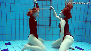 Kinky Diana Zelenkina and Simonna gonna make you jizz with underwater show